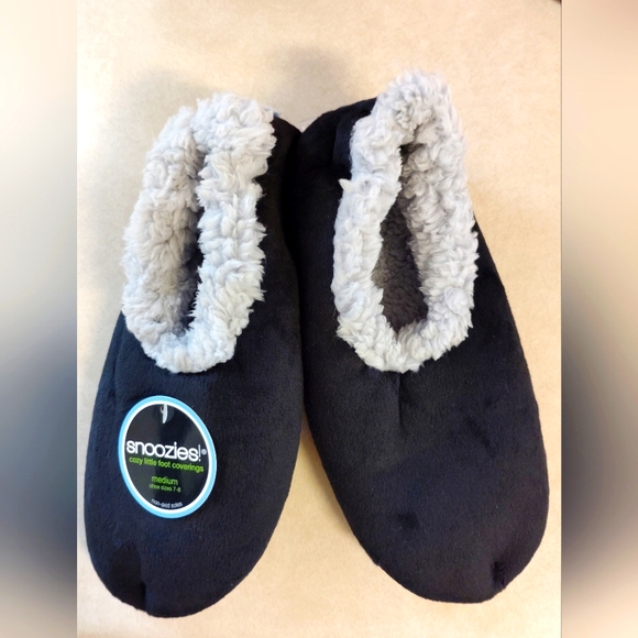 Snoozies Black Slippers with Gray Lining - Picture 1 of 4